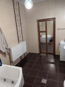 a bathroom with a tub and a toilet and a sink at Apartament cu 1 dormitor in Ploieşti