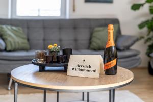 a bottle of champagne on a table in a living room at Vitaloase Bad Griesbach im Rottal/70qm/Auszeit/Parkplatz in Bad Griesbach