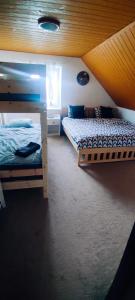 1 Schlafzimmer mit 2 Etagenbetten in einem Zimmer in der Unterkunft Chalupa v Oblacích in Jindřichov