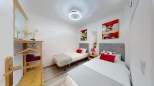 um quarto com duas camas num quarto em Pedro Lorca em Torrevieja
