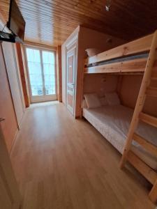 um quarto com 2 beliches e um corredor em appartement 3 chambres em Cauterets