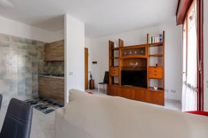 um quarto com uma cama grande e uma cozinha em Quartu Sant'Elena - Roomy Apartment with Parking! em Su Forti
