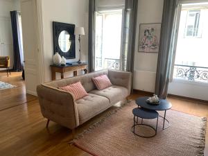 a living room with a couch and a table at Escale citadine au centre d'Avignon, climatisation, appartement de charme, spacieux et lumineux in Avignon