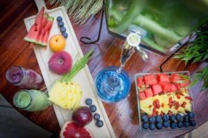 uma mesa de madeira com frutas e vegetais e uma bebida em Maldron Hotel Portlaoise em Portlaoise