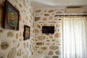 Uma TV ou centro de entretenimento em Villa Peristeri