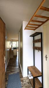 korytarz domu ze schodami i ławką w obiekcie Studio Le Banga d'Ax w mieście Ax-les-Thermes