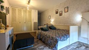 sypialnia z łóżkiem w pokoju w obiekcie Studio Le Banga d'Ax w mieście Ax-les-Thermes