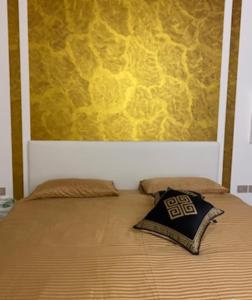 sypialnia z łóżkiem z żółtą ścianą w obiekcie DOMINA CORAL BAY w Szarm el-Szejk