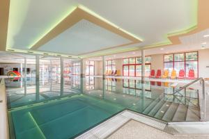 an indoor swimming pool with a swimming pool at Apartmenthaus Wiesenhof in Aschau