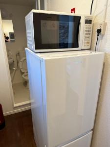 a microwave sitting on top of a refrigerator at 花乃郷 赤羽 in Tokyo