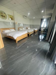 Habitación con 2 camas en una habitación con: en Ánh Mai Hotel, en Bao Loc