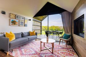 una sala de estar con un sofá y una mesa en Feldon Valley, en Lower Brailes