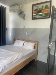 Postel nebo postele na pokoji v ubytování Ánh Mai Hotel