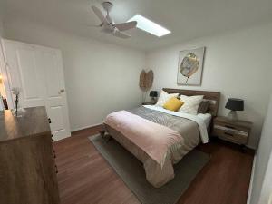 - une chambre avec un lit et un ventilateur de plafond dans l'établissement Absolutely Lakeside House, quiet and peace, à Killarney