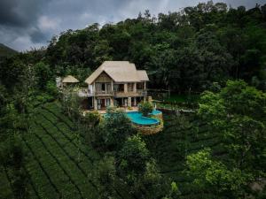 瓦戈曼的住宿－Tea & Tranquility，山丘上房屋的空中景致