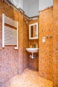 een badkamer met een wastafel en een douche bij Sofia's Vintage Gem: Spacious 2BD Flat on Solunska in Sofia