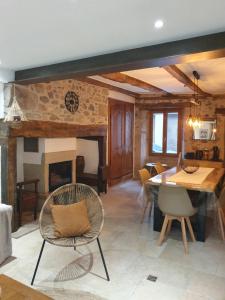 sala de estar con mesa y chimenea en " Les copains d'abord ", en Argentat