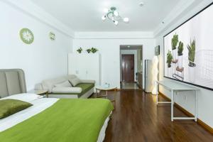 A bed or beds in a room at Dalian Hong Xi Yuan Apartment Wanda Plaza