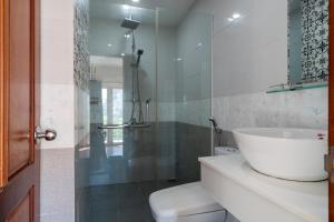 W łazience znajduje się umywalka, toaleta i prysznic. w obiekcie Lynk Stay Hoian w Hoi An