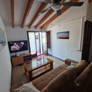 a living room with a couch and a glass table at Arsenal Azul in Villajoyosa