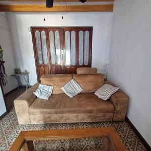 a living room with a brown couch in a room at Arsenal Azul in Villajoyosa