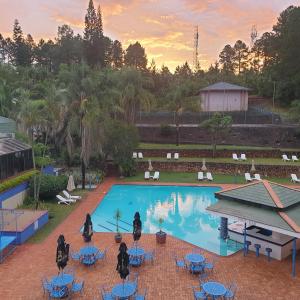 uma vista superior de uma piscina num resort em Piggs Peak Hotel em Piggs Peak