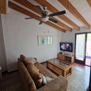 a living room with a couch and a table at Arsenal Azul in Villajoyosa