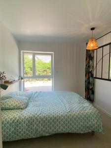 1 dormitorio con cama y ventana en Pandhome en Dingsheim