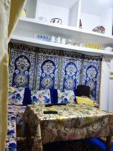 1 dormitorio con placas azules y blancas en la pared en Casa Fahssi, en Chefchaouen
