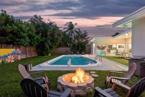 The swimming pool at or close to Luxe Miami Villa Heated Pool Fire Pit