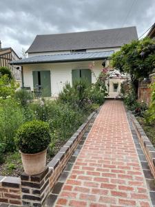 a brick path in front of a house at Cottage de la Risle in Pont-Audemer