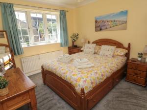 ein Schlafzimmer mit einem Bett mit zwei Handtüchern darauf in der Unterkunft Island View Cottage in Morpeth