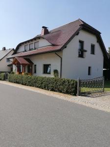 a white house on the side of a road at Ferien auf dem Land in Horka
