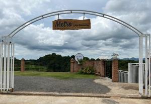 保祿的住宿－METRO HOMESTAY，带有标志的拱门,可读取Moto花园入口