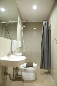 y baño con aseo, lavabo y ducha. en Bale Ocasa, en Tangerang