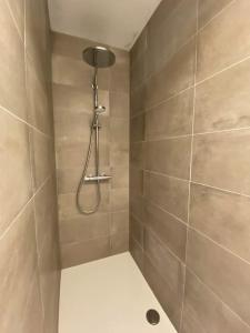 bagno con doccia e servizi igienici di Kleine Dijk a Diksmuide