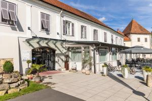 un gran edificio blanco con un patio enfrente en Kaiser von Österreich, Historik- und Thermalhotel, en Bad Radkersburg