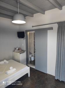 Televízia a/alebo spoločenská miestnosť v ubytovaní Protopapas Rooms