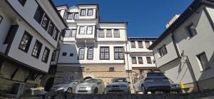 eine Gruppe von Autos, die vor einem Gebäude geparkt sind in der Unterkunft Apartment CLIA in Ohrid