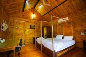 Tempat tidur dalam kamar di Zen Cottages