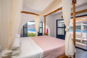 sypialnia z łóżkiem i widokiem na ocean w obiekcie ILIDI Rock w mieście Livadia