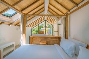 Ένα ή περισσότερα κρεβάτια σε δωμάτιο στο Villa Tiny - Romantic A-Shape 1BR Villa Close to Nyanyi Beach +43 φωτογραφίες