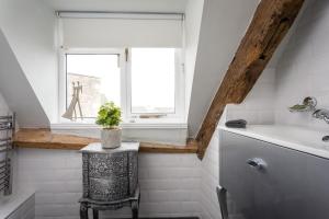 ein Badezimmer mit Waschbecken und Fenster in der Unterkunft The Loft: Unique, romantic, grade II listed, dog friendly in Stow on the Wold + 10 Fotos