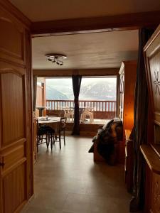 um quarto com uma mesa e uma sala de jantar com vista em Studio cosy Centre station de ski La Rosière 1850 vue magnifique plein Sud em Montvalezan