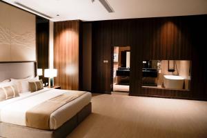 1 dormitorio con 1 cama grande y baño en ازر احد رفيدة en Ahad Rafidah