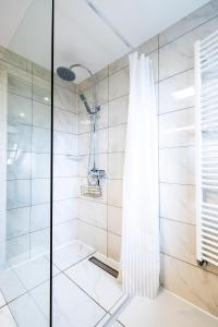 Koupelna v ubytování Design Maisonette - 24h Self-Check- GONDWANA Park - bis 7 Pers - In direkter Weihernähe - Parkplatz - WiFi - Balkon -Terrasse
