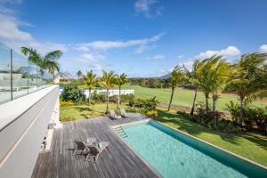 un'immagine di una casa con piscina di Villa Luxe Anahita Ile Maurice a Beau Champ