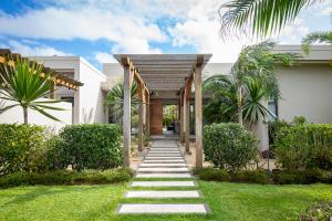 a walkway in front of a house at Villa Luxe Anahita Ile Maurice in Beau Champ