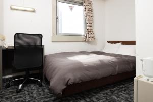 Postel nebo postele na pokoji v ubytování Kurashiki Station Hotel