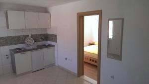 Kuchyň nebo kuchyňský kout v ubytování Apartments Rogoznica